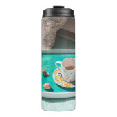 Witte keramische mok op een witte dienblad (Voorkant)