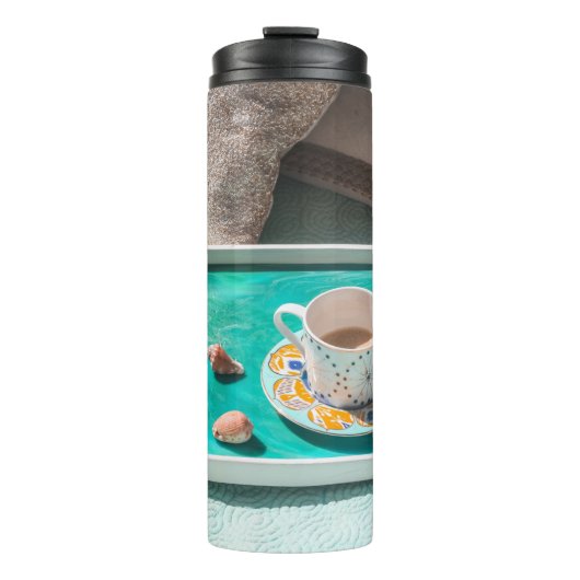 Witte keramische mok op een witte dienblad (Voorkant)