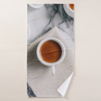 WITTE KERAMISCHE TEACUP GEVULD MET RODE VLOEISTOFF BADHANDDOEK