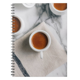 WITTE KERAMISCHE TEACUP GEVULD MET RODE VLOEISTOFF NOTITIEBOEK