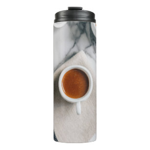 WITTE KERAMISCHE TEACUP GEVULD MET RODE VLOEISTOFF THERMOSBEKER