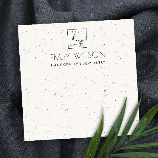 WITTE KERAMISCHE TEXTURE STUD EARRING DISPLAY LOGO VIERKANTE VISITEKAARTJE