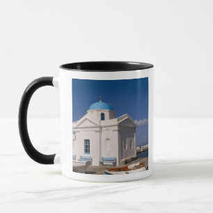 Witte kerk op het strand bij de Egeïsche Zee op Mok