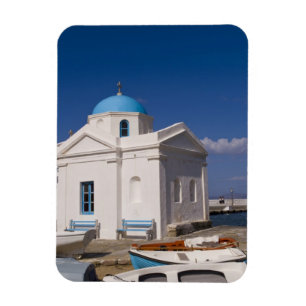 Witte kerk op het strand bij het Zee van de Egeïs Magneet