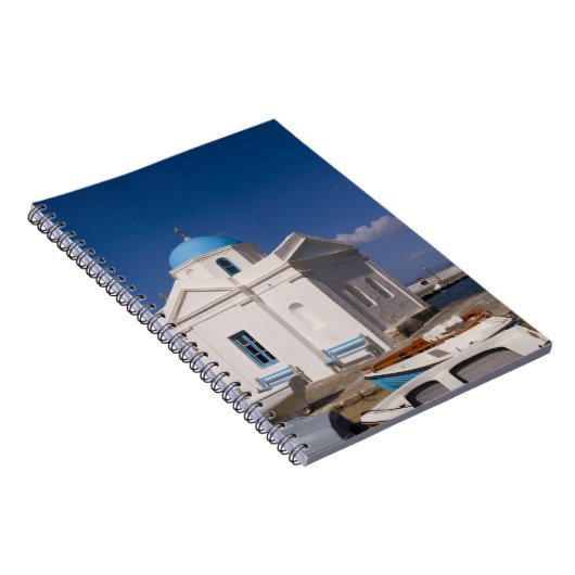 Witte kerk op het strand bij het Zee van de Egeïsc Notitieboek (Rechterzijde)