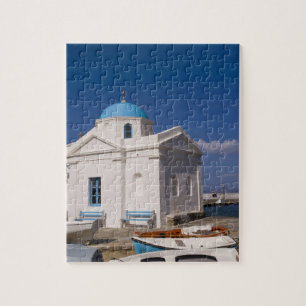 Witte kerk op het strand nabij de Egeïsche Zee op Legpuzzel