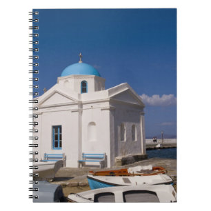 Witte kerk op het strand nabij de Egeïsche Zee op Notitieboek