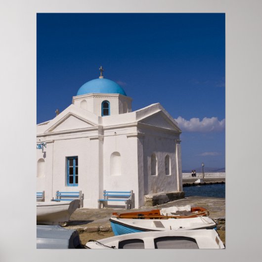 Witte kerk op het strand nabij de Egeïsche Zee op Poster (Voorkant)