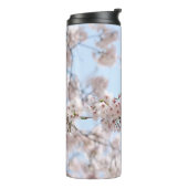 Witte kersen bloesem onder heldere blauwe hemel in thermosbeker (Gedraaid links)