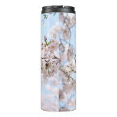 Witte kersen bloesem onder heldere blauwe hemel in thermosbeker (Achterkant)