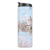 Witte kersen bloesem onder heldere blauwe hemel in thermosbeker (Geroteerd rechts)