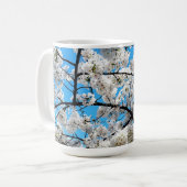 Witte kersenbloesem bloem mok (Voorkant links)