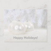 Witte kerstballen op sneeuw & witte achtergrond feestdagenkaart (Voorkant)