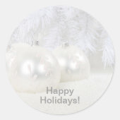 Witte kerstballen op sneeuw & witte achtergrond ronde sticker (Voorkant)