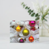 Witte kerstboom met kleurrijke kerstballen briefkaart (Staand voorkant)