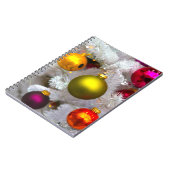 Witte kerstboom met kleurrijke kerstballen notitieboek (Linkerzijde)