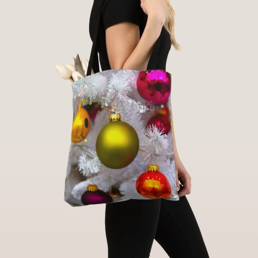 Witte kerstboom met kleurrijke kerstballen tote bag (Dichtbij)