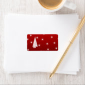 Witte kerstboom met sterren op rood. etiket (Insitu)