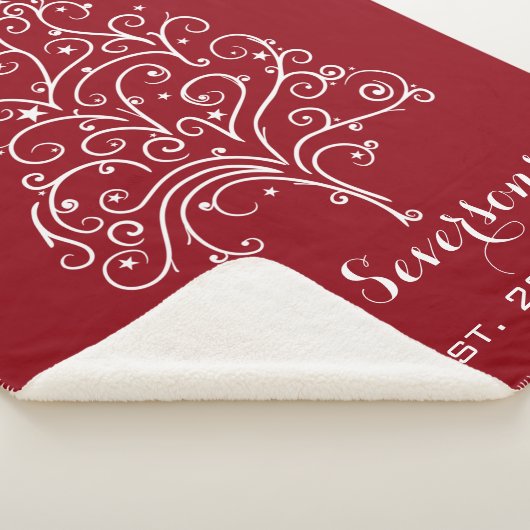 Witte kerstboom op rood sherpa deken (3/4)