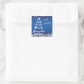 Witte kerstboom, sneeuwvlokken, sterren op blauw vierkante sticker (Tas)