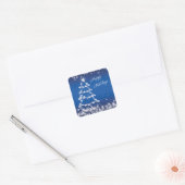 Witte kerstboom, sneeuwvlokken, sterren op blauw vierkante sticker (Envelop)