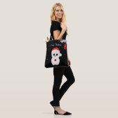 Witte kerstboomkor op zwart tote bag (Op model)