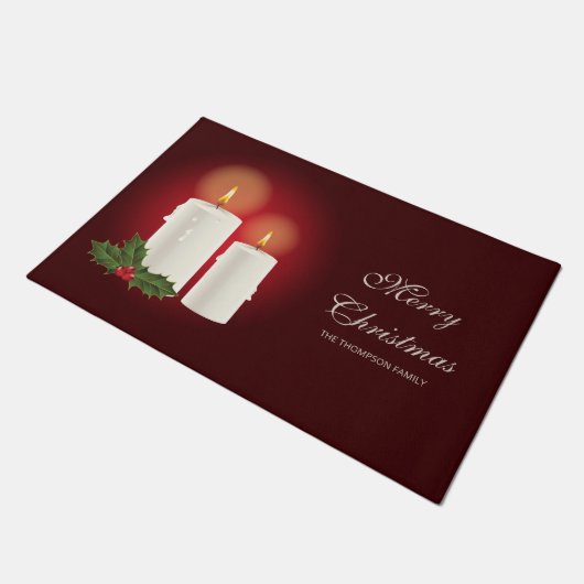 Witte kerstkaarsen op rood met aangepaste tekst deurmat (Schuin)