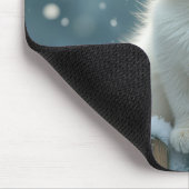 Witte kerstkat op een besneeuwd hek muismat (Hoek)