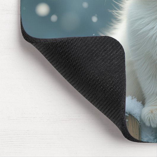 Witte kerstkat op een besneeuwd hek muismat (Hoek)