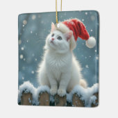 Witte kerstkat op een hek keramisch ornament (Links)
