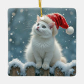 Witte kerstkat op een hek keramisch ornament (Voorkant)