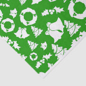 Witte kerstversieringen op groene achtergrond tissuepapier (Detail)