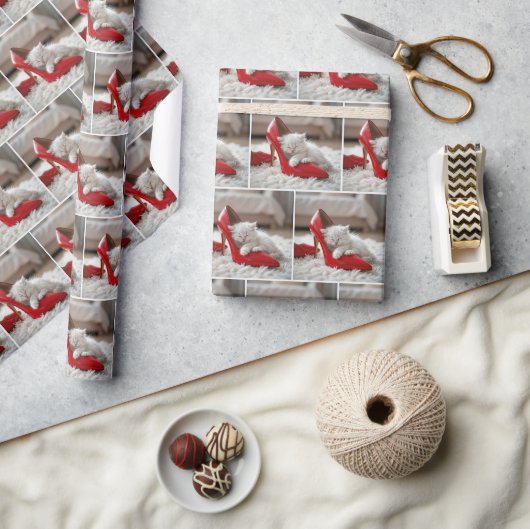 Witte kitten die slaapt in een rode schoen cadeaupapier (Crafts)