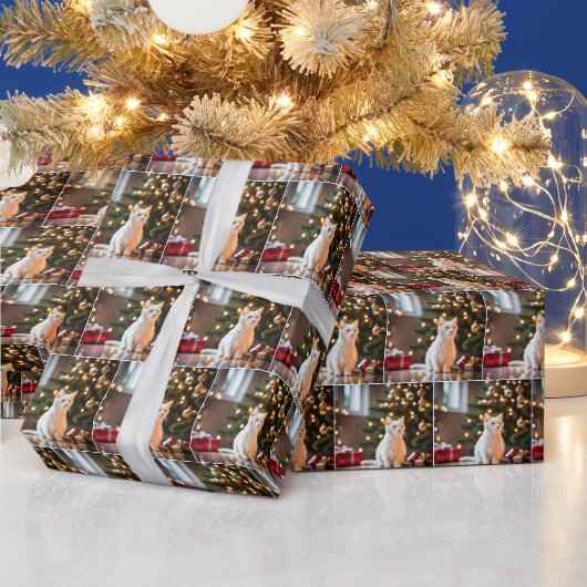 Witte kitten door kerstboom cadeaupapier (Feestdagen)