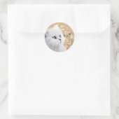 Witte kitten en vlinder ronde sticker (Tas)