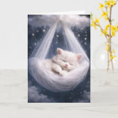 Witte Kitten Hangend aan Tule Hangmat en Wolk Kaart (Gele Bloem)