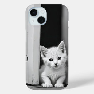 Witte kitten in deuropening iPhone 15 case