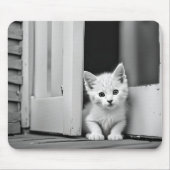 Witte kitten in deuropening muismat (Voorkant)