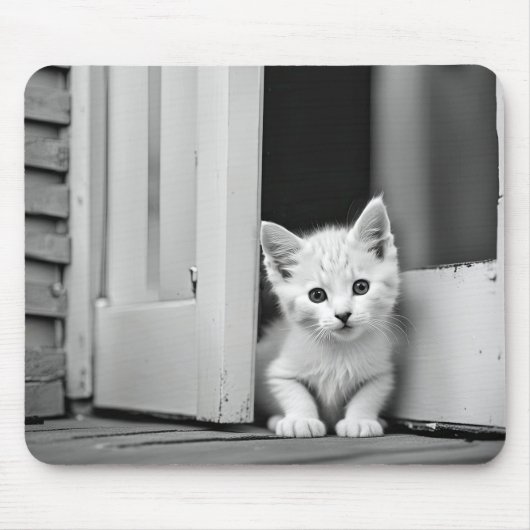 Witte kitten in deuropening muismat (Voorkant)