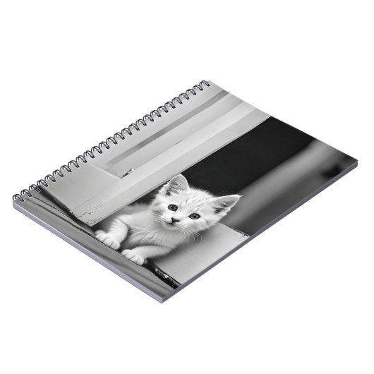 Witte kitten in deuropening notitieboek (Linkerzijde)