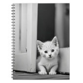 Witte kitten in deuropening notitieboek (Voorkant)