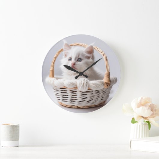 Witte kitten in een mand grote klok (Huis)