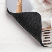 Witte kitten in een mand muismat (Hoek)