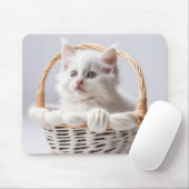 Witte kitten in een mand muismat (Met muis)