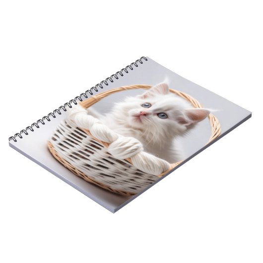 Witte kitten in een mand notitieboek (Linkerzijde)