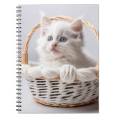 Witte kitten in een mand notitieboek (Voorkant)