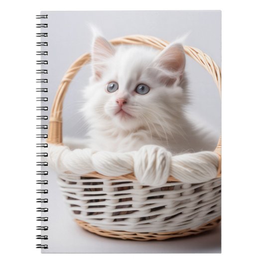 Witte kitten in een mand notitieboek (Voorkant)
