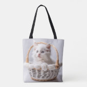 Witte kitten in een mand tote bag (Achterkant)