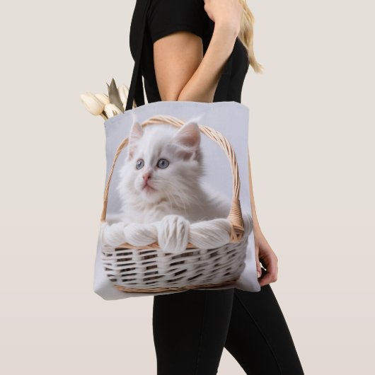 Witte kitten in een mand tote bag (Dichtbij)
