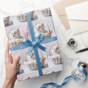 Witte kitten in een rieten mand cadeaupapier